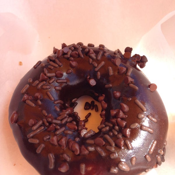 Foto tirada no(a) Top That Donuts por Suzanne em 4/18/2015