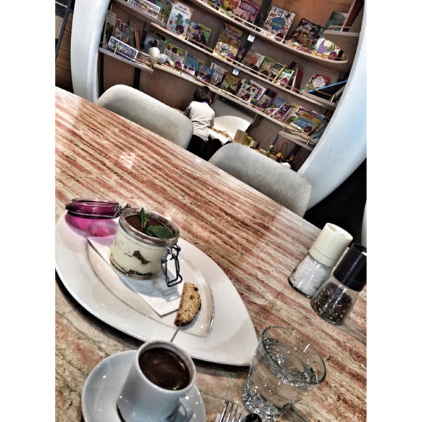 Das Foto wurde bei Ve Cafe &amp; Restaurant von Büşra A. am 2/28/2016 aufgenommen