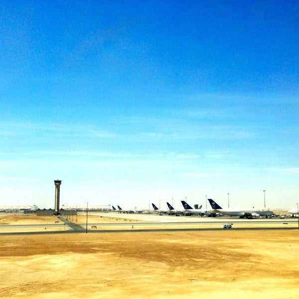 Foto tirada no(a) King Abdulaziz International Airport (JED) por Gareth J. em 4/22/2013