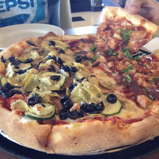 Foto tomada en Melo&#39;s Pizza &amp; Pasta  por Chelsea el 10/30/2012