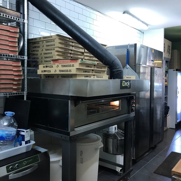 Foto diambil di Tomasso - New York Pizza oleh David V. pada 4/19/2018