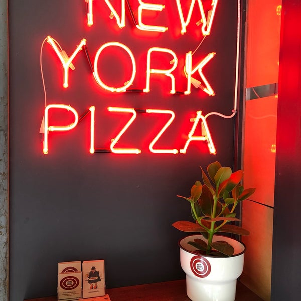 Снимок сделан в Tomasso - New York Pizza пользователем David V. 9/26/2018