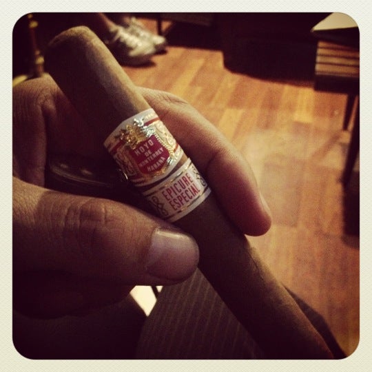 10/15/2012にNick F.がSeñor Juan&#39;s Cigarsで撮った写真