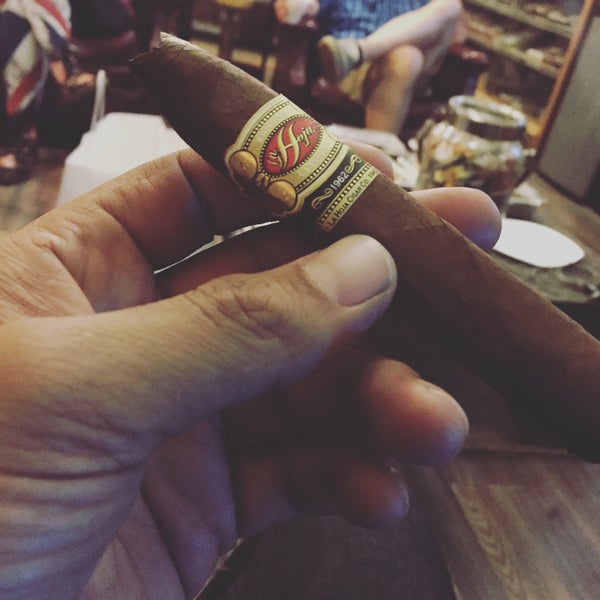 Foto scattata a Señor Juan&#39;s Cigars da Nick F. il 9/28/2015