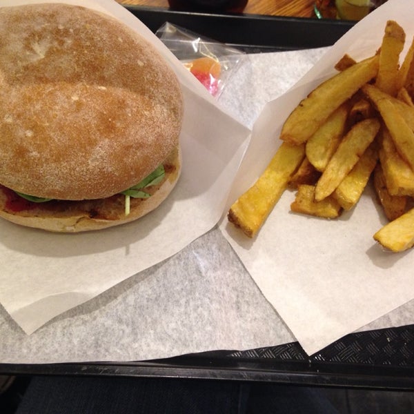 Hamburguesas deliciosas; la del mes con foie esta increible y las patatas para comerselas solas!