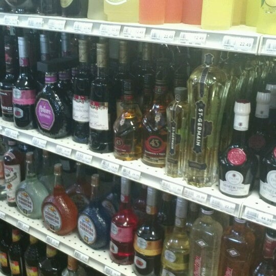 Снимок сделан в Buster&#39;s Liquors &amp; Wines пользователем #emotionalwallz 1/18/2013