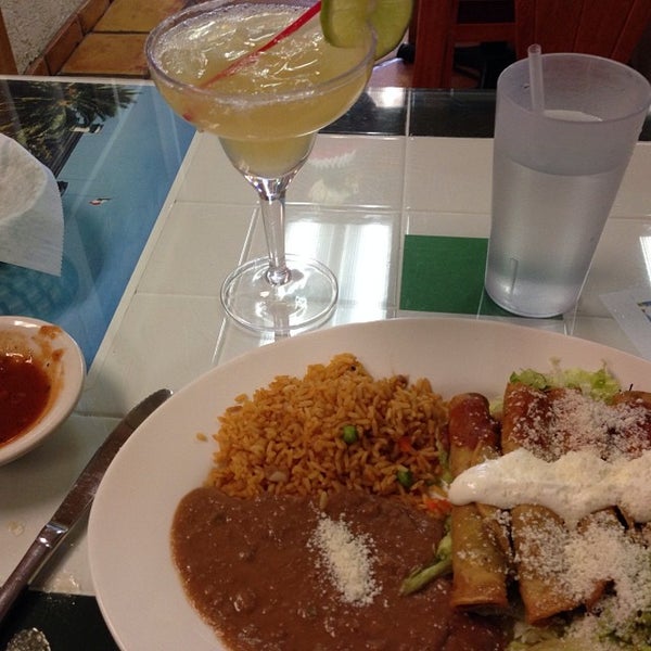 Снимок сделан в Oaxaca Mexican Food Treasure пользователем Tanja 11/18/2013