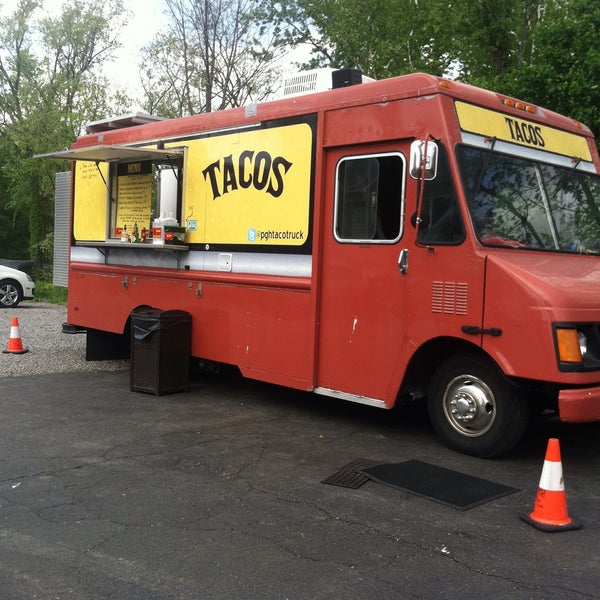 Снимок сделан в PGH Taco Truck пользователем Jennifer J M. 5/15/2013