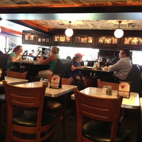 Das Foto wurde bei Nick&#39;s New Haven Style Pizzeria and Bar von ROBERT S W. am 6/20/2013 aufgenommen