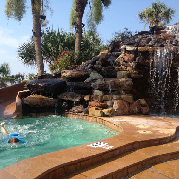 Foto tirada no(a) H2o Pool + Bar at The San Luis Resort por Nathan M. em 7/4/2013