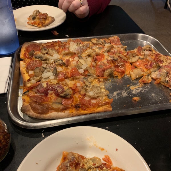 Foto tomada en Pirrone&#39;s Pizzeria  por Neil S. el 3/29/2019