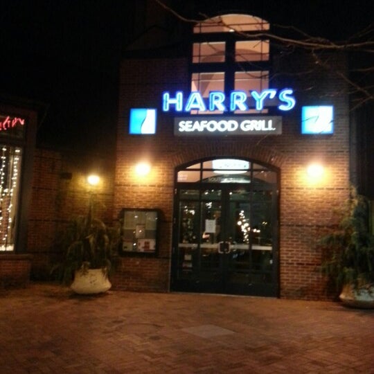 Photo taken at Banks&#39; Seafood Kitchen &amp; Raw Bar by Hope R. on 1/1/2013