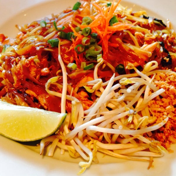 Foto scattata a Thai Thani Restaurant da Ana E. il 7/27/2014