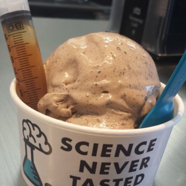 3/19/2016 tarihinde Ana E.ziyaretçi tarafından Brain Freeze Nitrogen Ice Cream &amp; Yogurt Lab'de çekilen fotoğraf