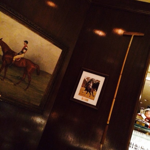 Foto tirada no(a) The Polo Club Lounge por Pat B. em 4/17/2014