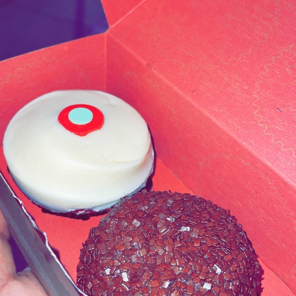 Photo taken at Sprinkles Beverly Hills Cupcakes by Nawaf A. on 12/27/2021