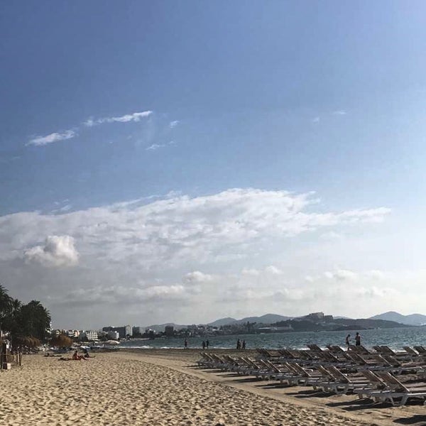 รูปภาพถ่ายที่ Bora Bora Ibiza โดย Nawaf A. เมื่อ 8/13/2018