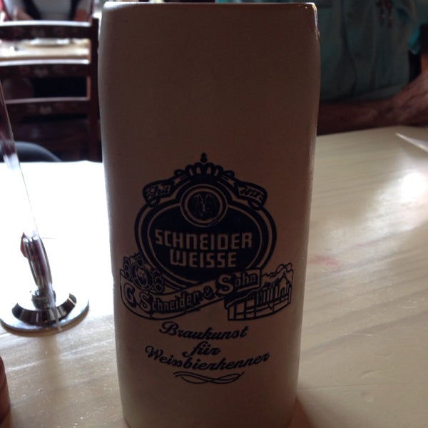 Foto diambil di Essen Restaurant &amp; Beer Cafe oleh Lucky B. pada 4/11/2014