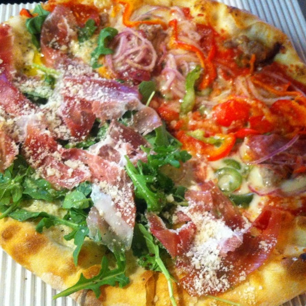 Снимок сделан в Howie&#39;s Artisan Pizza пользователем Alice 6/28/2013