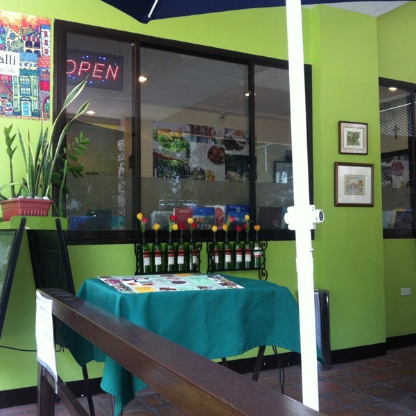 5/25/2013 tarihinde Christine A.ziyaretçi tarafından Galli Village Cafe'de çekilen fotoğraf
