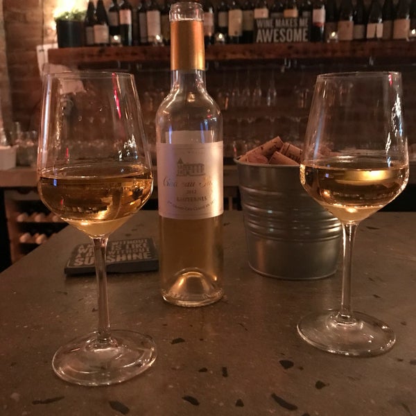 2/16/2018 tarihinde Pierre G.ziyaretçi tarafından LENA Wine Bar'de çekilen fotoğraf