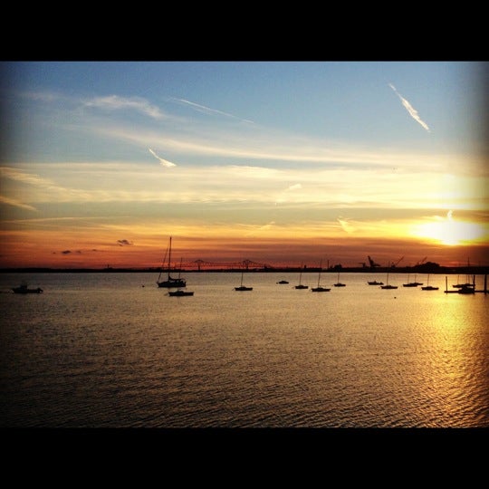 รูปภาพถ่ายที่ The Deck at Harbor Pointe โดย Christine เมื่อ 10/13/2012