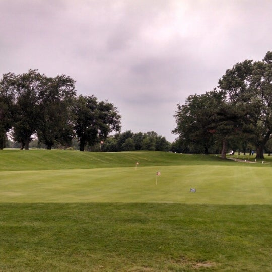 Foto diambil di Fresh Meadow Golf Club oleh Fred C. pada 7/6/2014