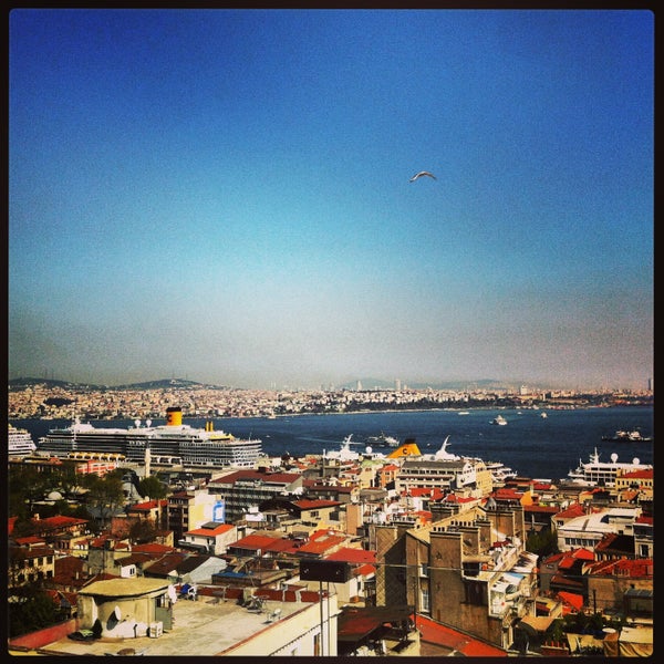 Foto diambil di Georges Hotel Roof Terrace oleh Şenol pada 4/25/2013