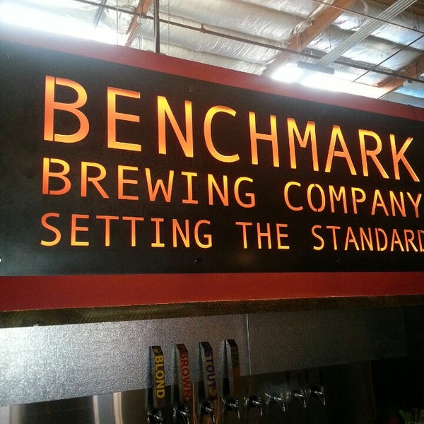 รูปภาพถ่ายที่ Benchmark Brewing Company โดย Peter R. เมื่อ 6/25/2013