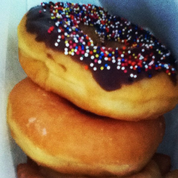 Foto tirada no(a) Ken&#39;s Donuts por Simone B. em 11/2/2012