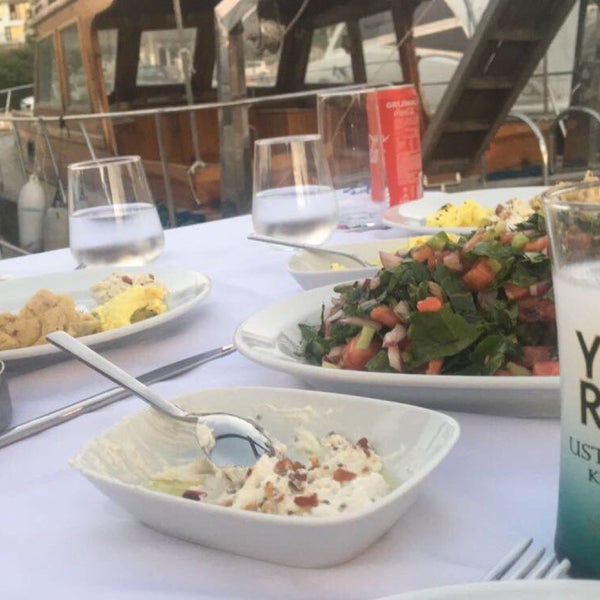 Foto tirada no(a) Köşem Restaurant por none em 7/15/2018