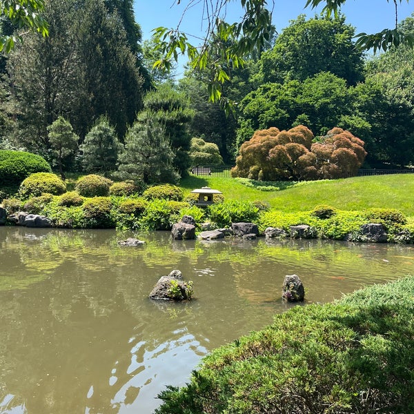 Foto tirada no(a) Shofuso Japanese House and Garden por Claudine F. em 6/1/2023