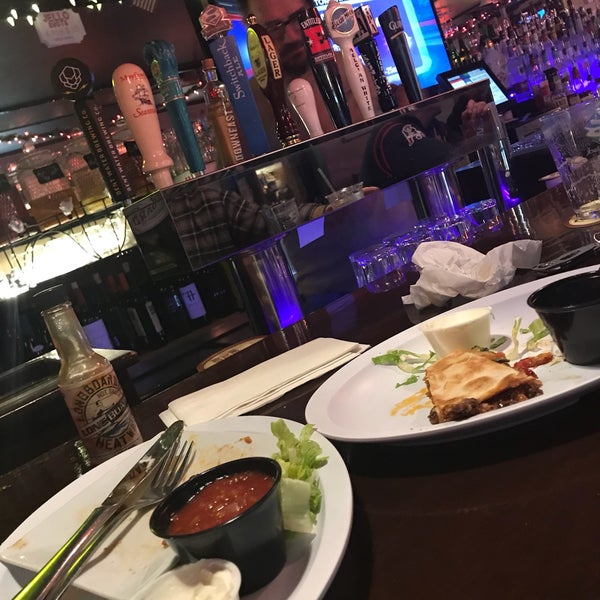 Foto scattata a Longboards Restaurant &amp; Bar da K A. il 12/4/2017