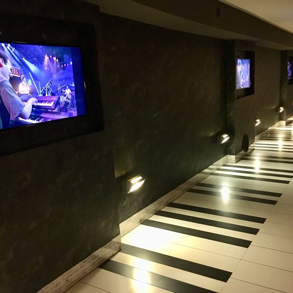 Foto scattata a Hotel Giò Wine e Jazz Area da Jen B. il 7/16/2018