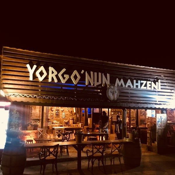 รูปภาพถ่ายที่ Yorgo Restoran&amp;Wine house โดย M. Burak Akkaya เมื่อ 9/7/2018