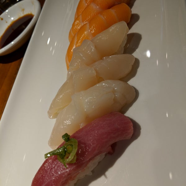 Foto diambil di Tomo Sushi oleh Rodrigo A. pada 4/22/2018