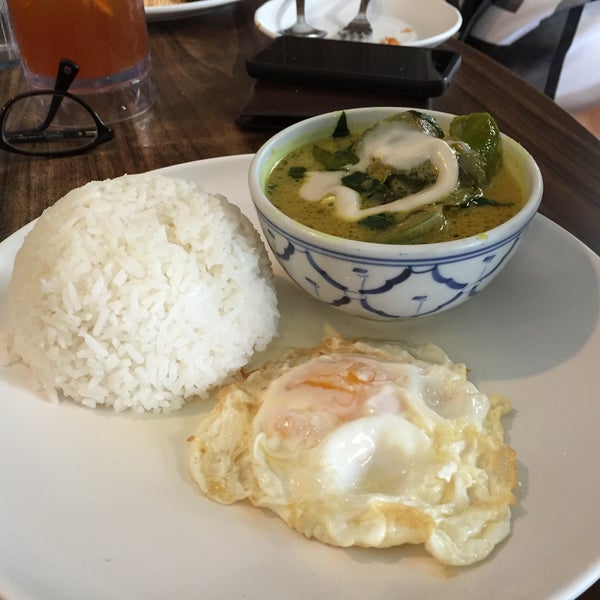Foto scattata a E-Sarn Thai Cuisine da KrystynnSG il 5/20/2015