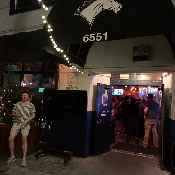 Foto tirada no(a) White Horse Bar por John W. em 6/13/2021