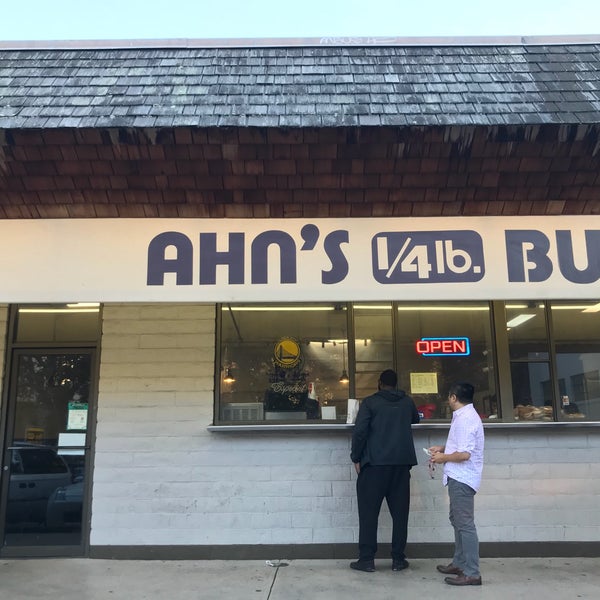 Das Foto wurde bei Ahn&#39;s Quarter Pound Burger von John W. am 9/11/2018 aufgenommen