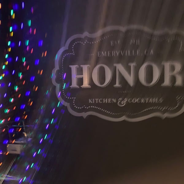 Das Foto wurde bei Honor Kitchen &amp; Cocktails von John W. am 12/3/2021 aufgenommen