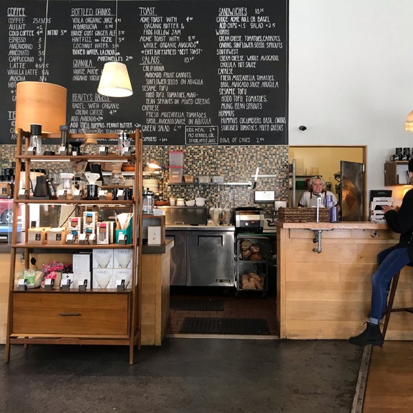 4/22/2019 tarihinde John W.ziyaretçi tarafından Awaken Cafe &amp; Roasting'de çekilen fotoğraf