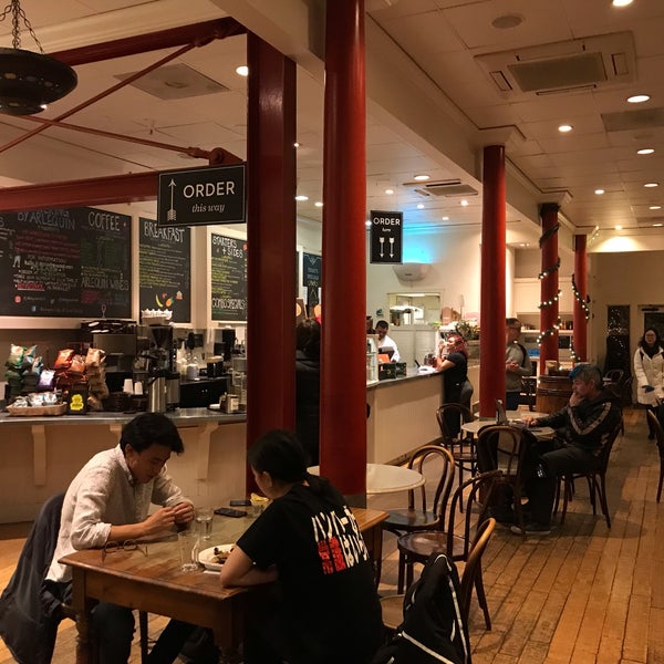 Foto scattata a Arlequin Cafe &amp; Food To Go da John W. il 12/19/2018