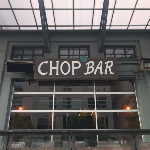 รูปภาพถ่ายที่ Chop Bar โดย John W. เมื่อ 5/17/2019