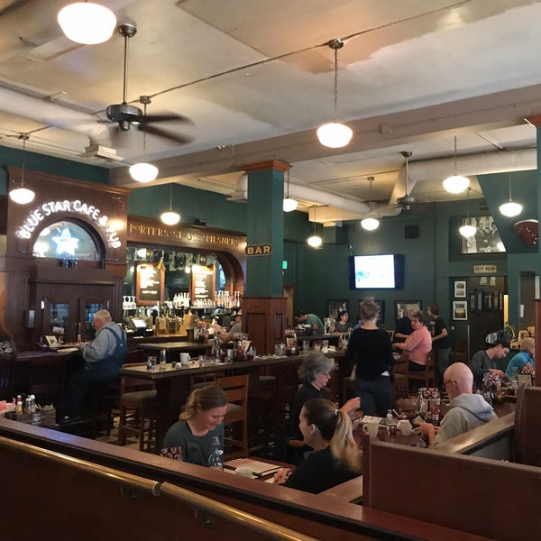 Foto scattata a Blue Star Cafe &amp; Pub da John W. il 9/14/2019