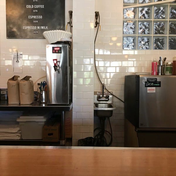 รูปภาพถ่ายที่ Ninth Street Espresso โดย John W. เมื่อ 3/6/2018