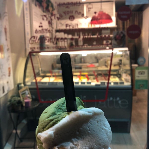 Gluten free, Non-milk Gelato. I chose Matcha and Banana con cacahuete, the other is Menta con naranja and Mango.Scrumptious!