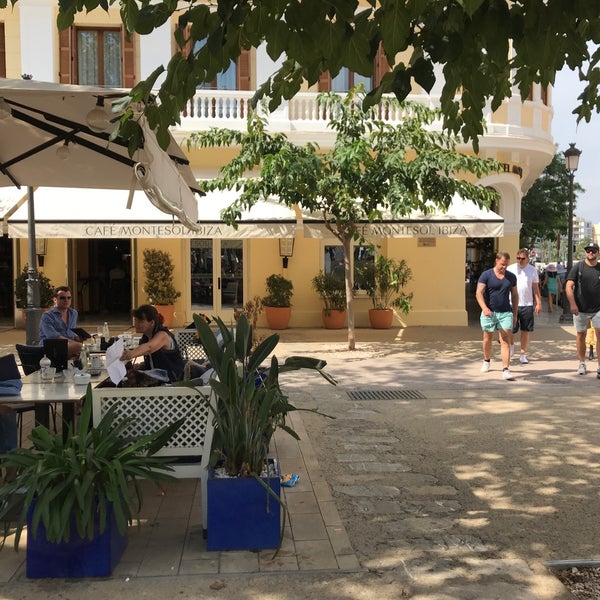 Foto diambil di Café Montesol Ibiza oleh Eline ✨. pada 9/7/2018