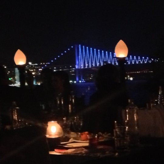 10/6/2012 tarihinde Gökhanziyaretçi tarafından Vira Balık Restaurant'de çekilen fotoğraf