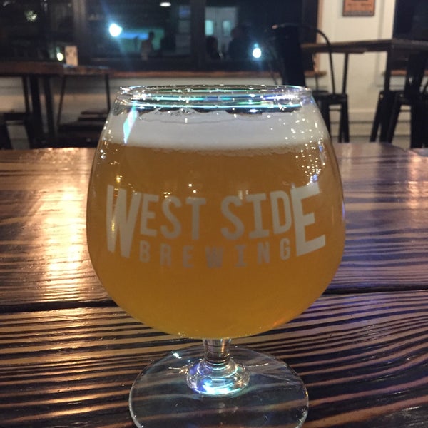 Foto tirada no(a) West Side Brewing por Alex R. em 4/6/2018