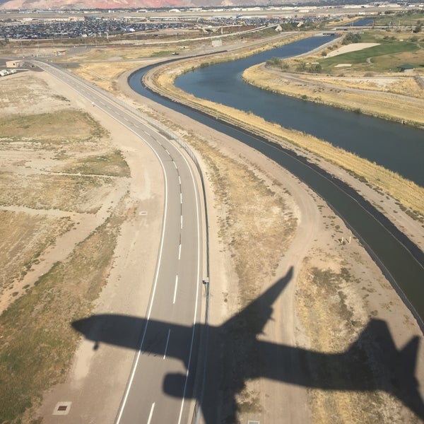 9/10/2015 tarihinde Emily M.ziyaretçi tarafından Salt Lake City Uluslararası Havalimanı (SLC)'de çekilen fotoğraf